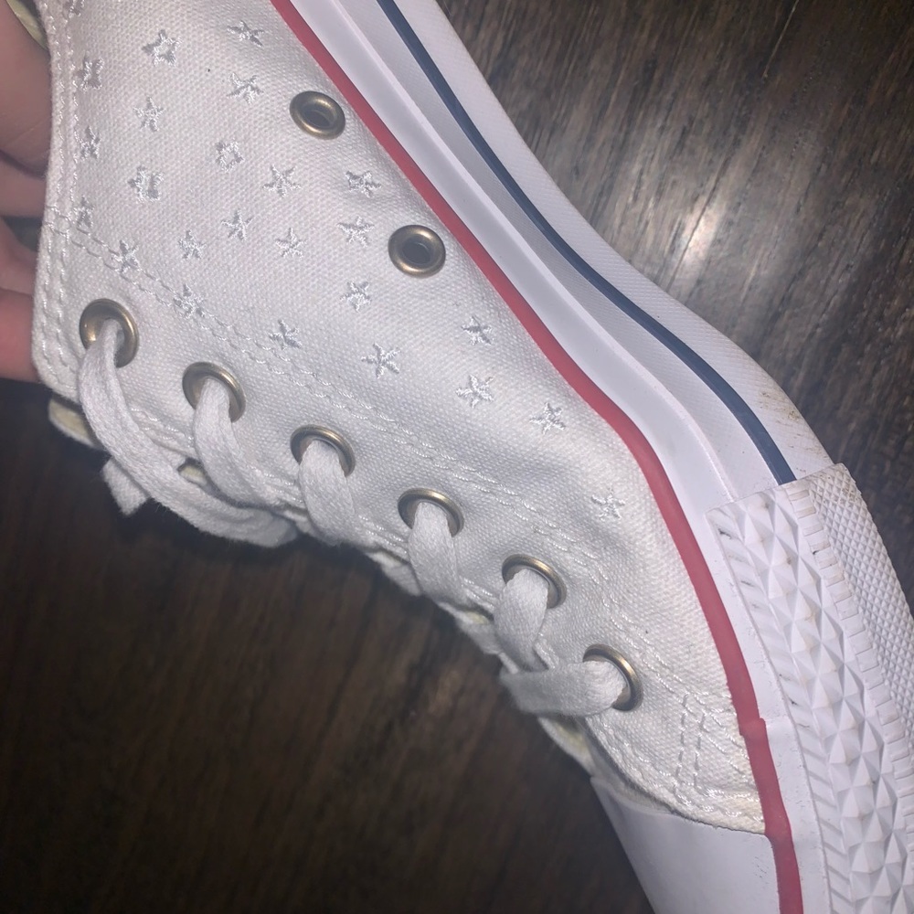 Starry low top converse size 9 women’s🤩🤩